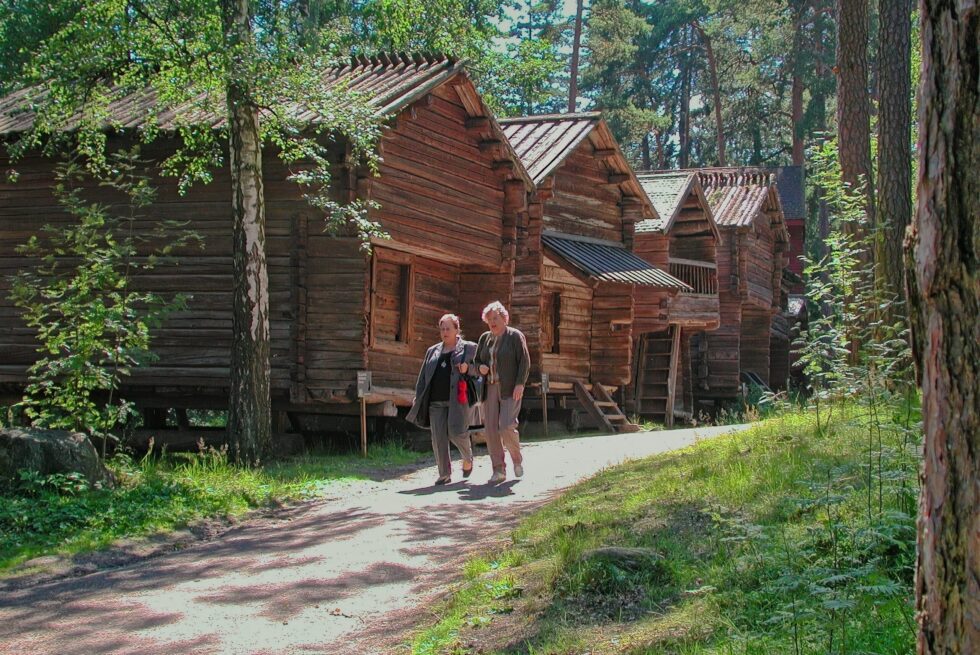 Finnland Helsinki Seurasaari Blockhäuser