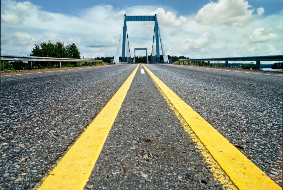 Finnland Landschaft Brücke Sääksmäen Strassenmitte
