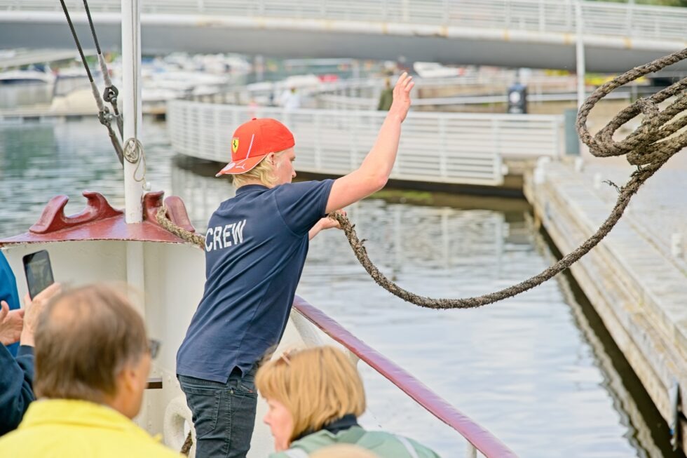 Finnland Porvoo Boot Dampfschiff S_S J.L. Runeberg Anlegestelle Personen Crew