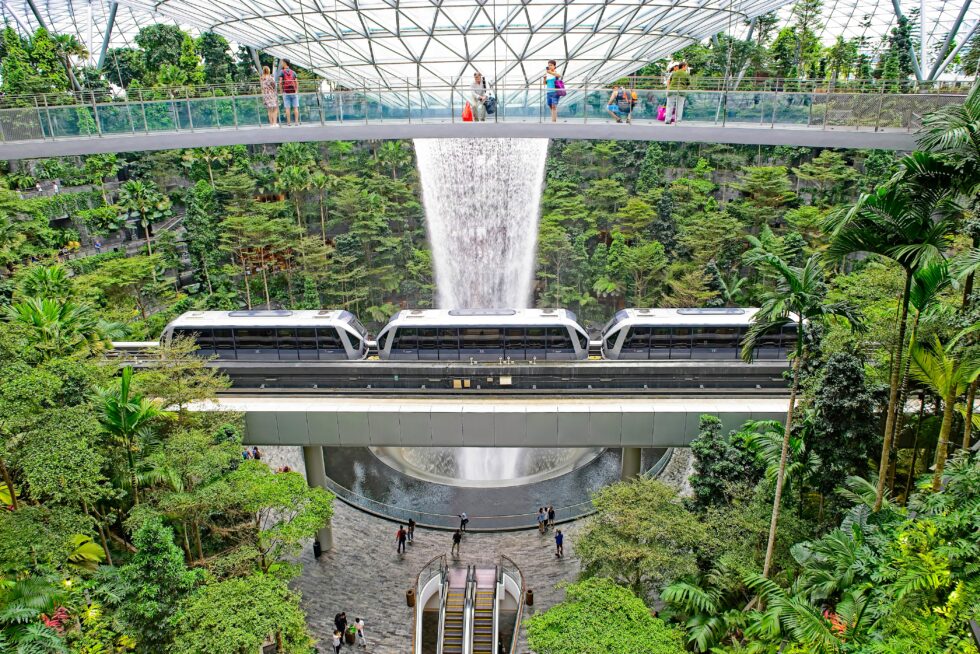 Singapur Flughafen Jewel Skytrain Wasserstrudel